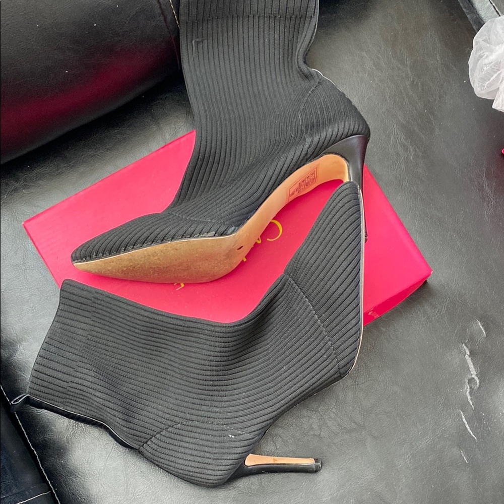 Elegant Black Ribbed Women's Boots